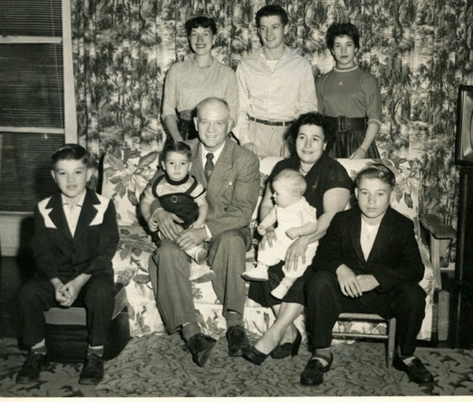 img140Norman,Dad-Mark,Mom-Clark,Dan, Dawn Bill & Mary standing. 1956 (Copy)